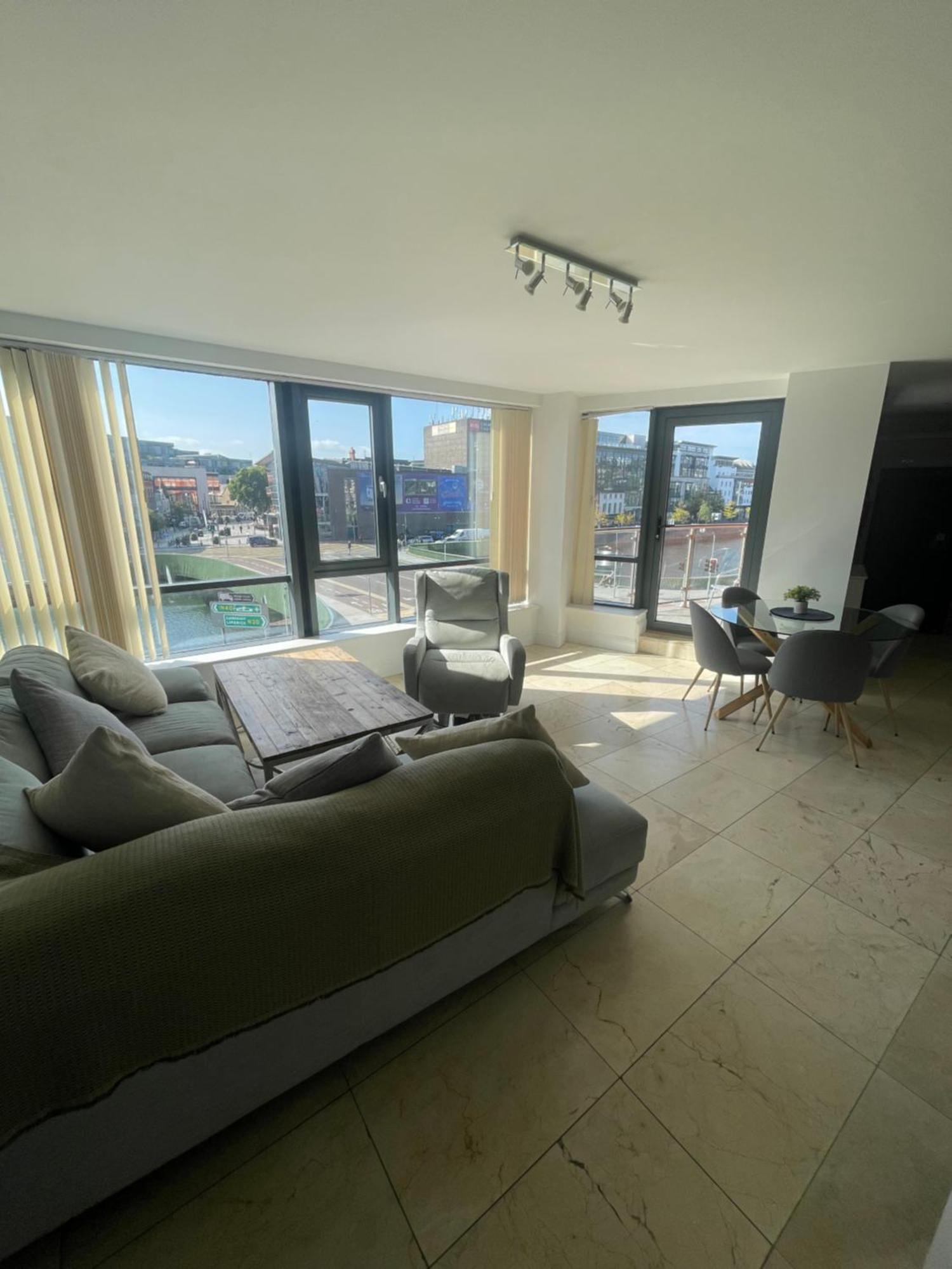 Fabulous And Sunny 2 Bed Apartment, In City Centre Cork Bagian luar foto