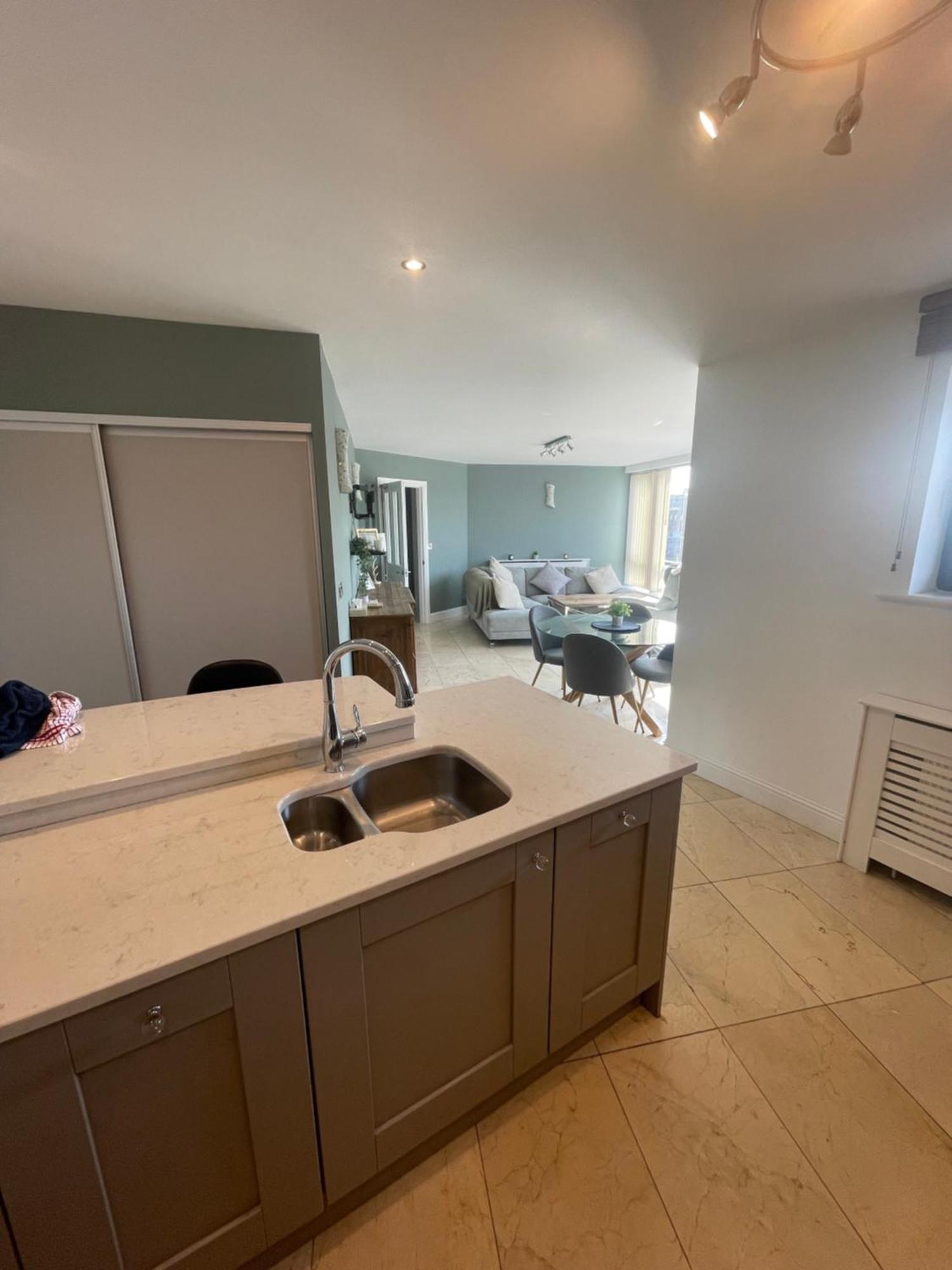 Fabulous And Sunny 2 Bed Apartment, In City Centre Cork Bagian luar foto