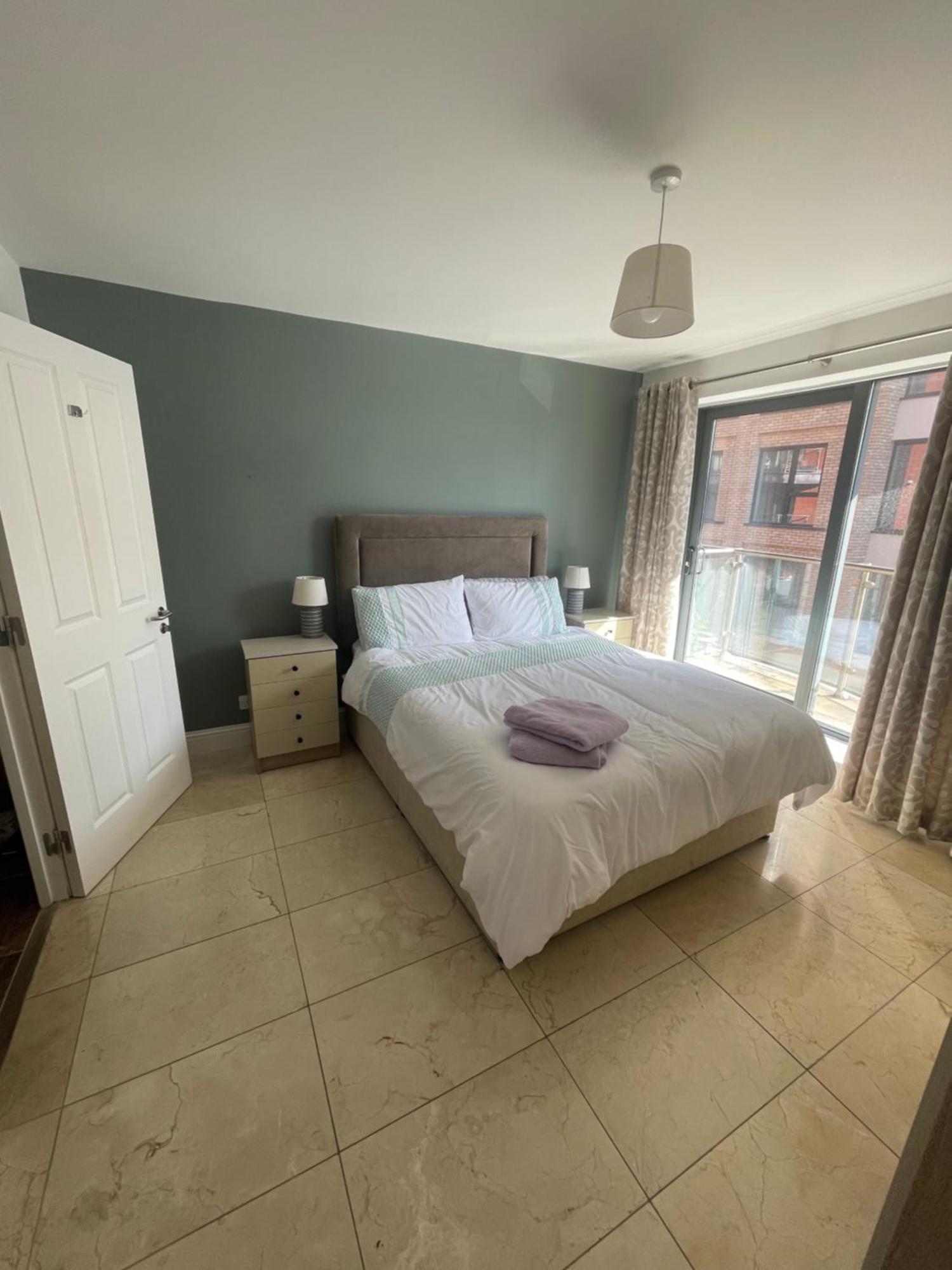 Fabulous And Sunny 2 Bed Apartment, In City Centre Cork Bagian luar foto