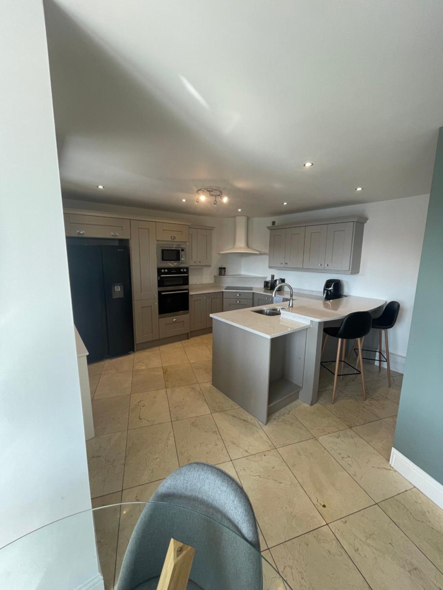 Fabulous And Sunny 2 Bed Apartment, In City Centre Cork Bagian luar foto