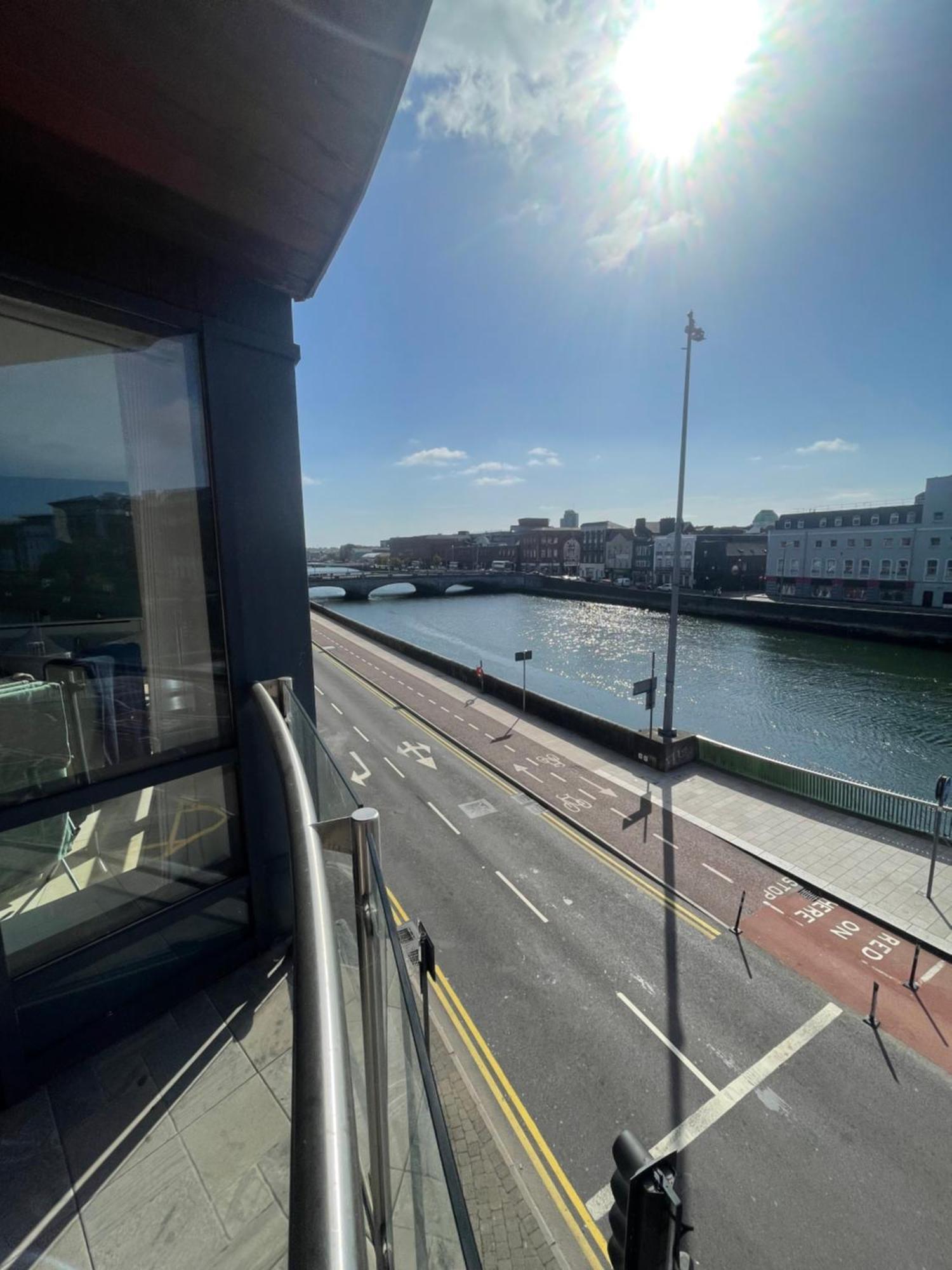 Fabulous And Sunny 2 Bed Apartment, In City Centre Cork Bagian luar foto